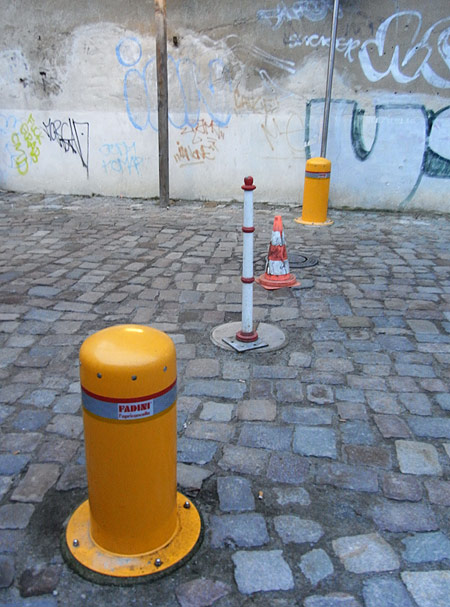 bollards distance between
